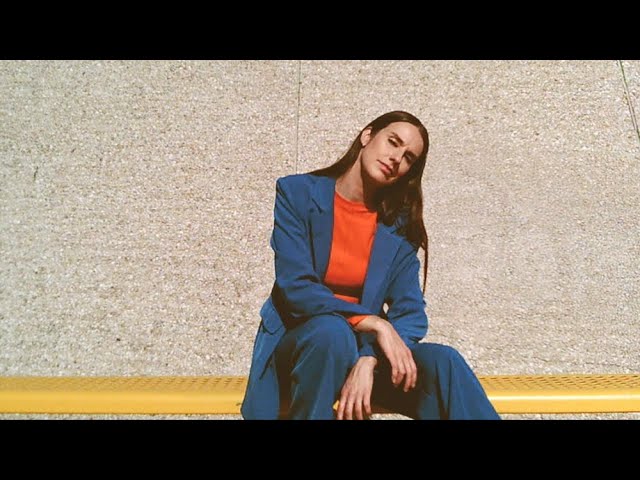 在 YouTube 上觀看「Plus qu'assez (lyrics vidéo) - Amay Laoni」