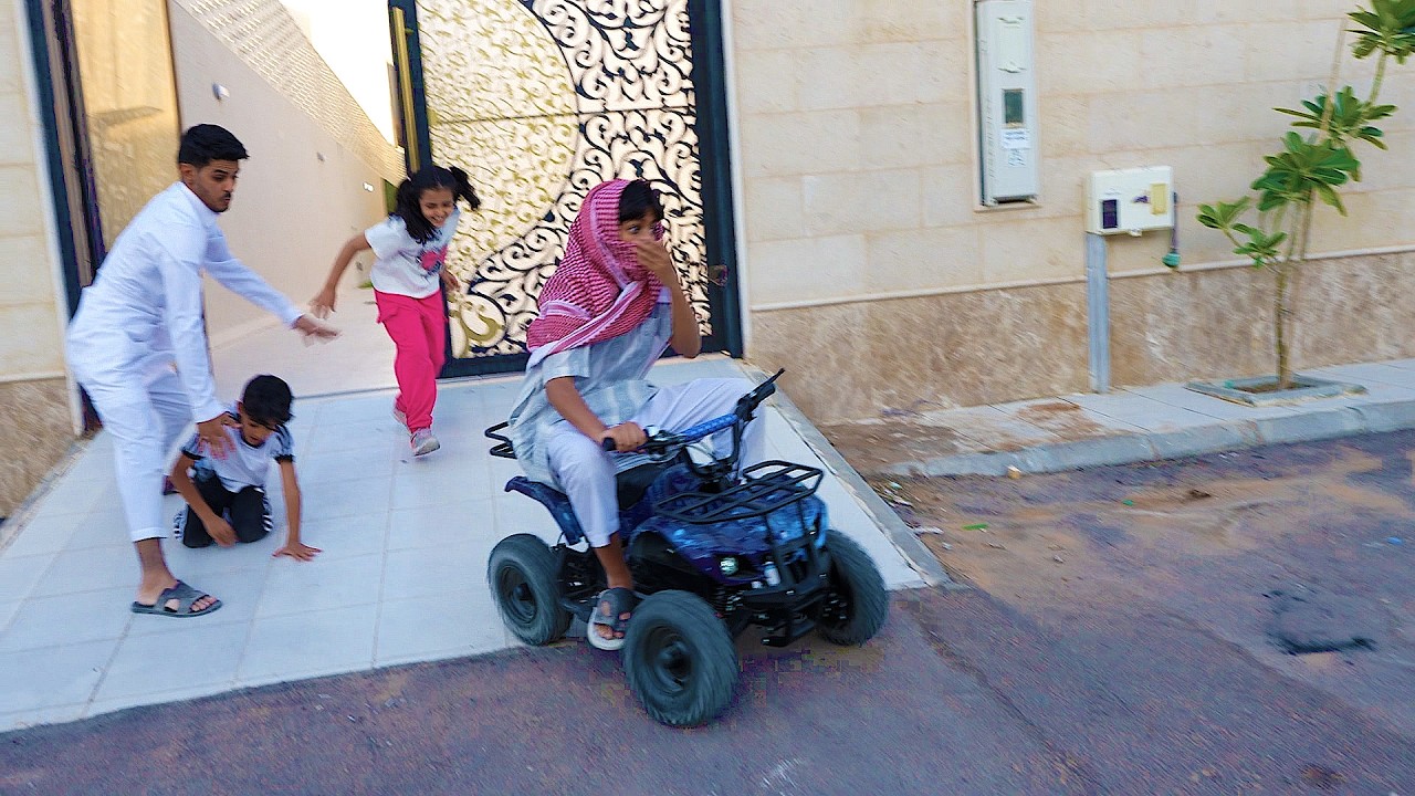 اهرب ياولد اهرب 😂😂 دباب جارهم الجديد !