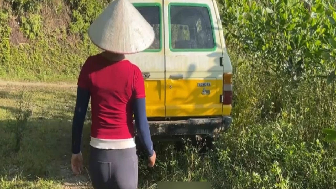 Orphan Girl Walking Alone for Work 💔 | Heart Touching Real Life Struggle #viral #reel #orphan #maa