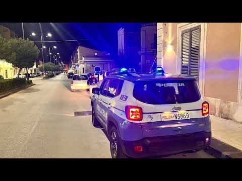 Video Terrore in piazza, scoppia violenta rissa: calci e pugni tra la folla, interviene la Polizia