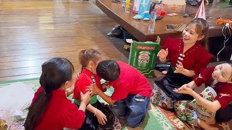 Cả nhà xúc động khi lần đầu tiên Huy Tí Hon tặng quà 8/3 cho Huyền Hrê như màn cầu hôn