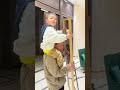 لقد كبر هذا الطفل وبدأ ي لحق الضرر أكثر من النفع الحياة اليومية للجد والحفيدة 