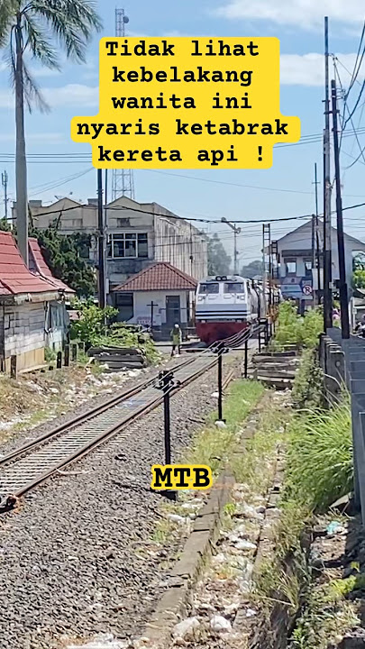 Detik-detik se0rang wanita nyaris tertabrak Kereta Api #spoor #train #fypyoutube #railway #fypviral