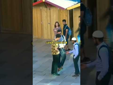 مسلم يهان و يسرق منه هاتفه أمام مرأى الجميع إلى أن تدخل أمريكي أسود