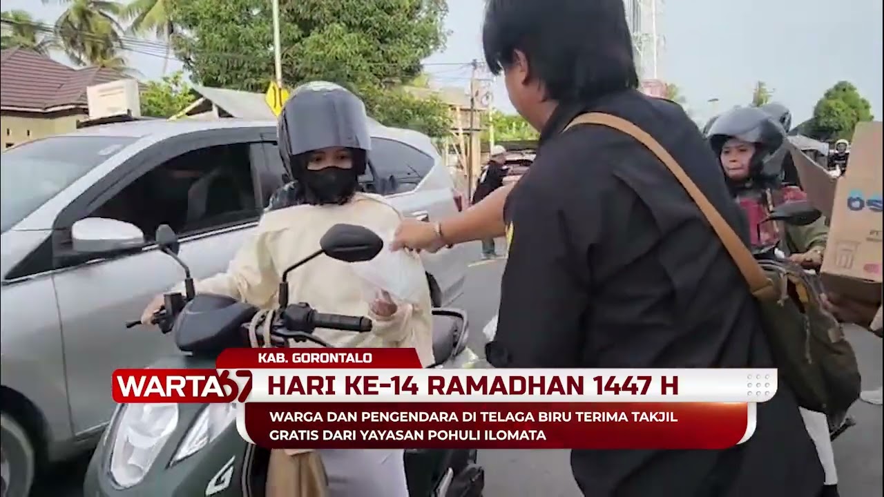 WARGA DAN PENGENDARA DI TELAGA BIRU TERIMA TAKJIL GRATIS DARI YAYASAN POHULI ILOMATA