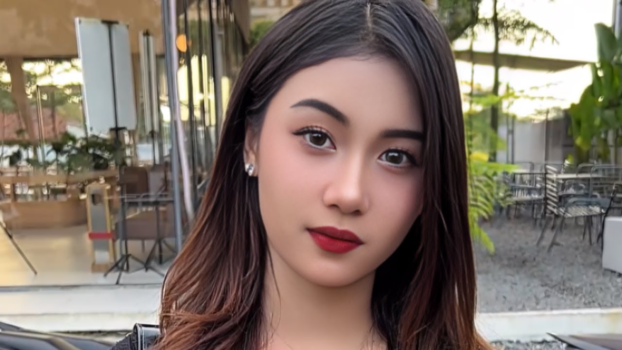 kasihan banget cewek cantik ini jual hp karena