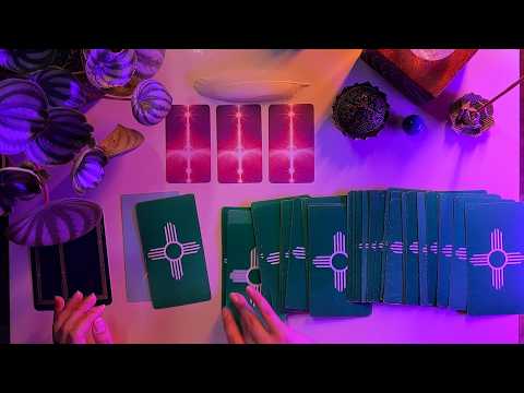 ASMR TAROT: LEITURA SOBRE O SEU 2025 ✨ 🎴 TAPPING E FALA SUAVE RELAXANTE