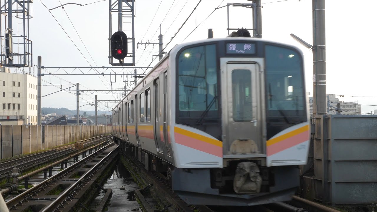 E129系 ほくほく線十日町 入線シーン - YouTube