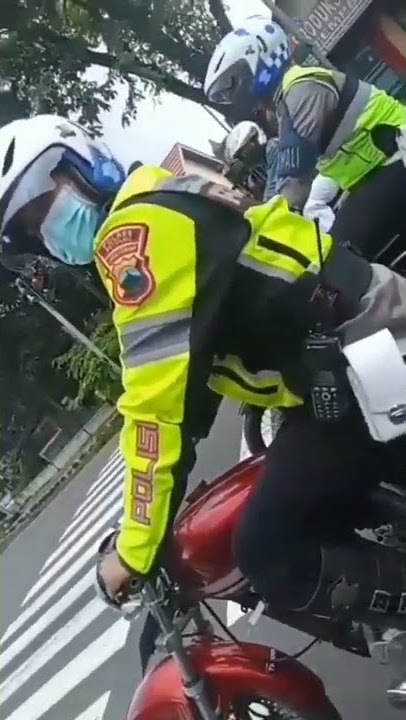 Status WA Lucu || Ketemu Polisi di lampu merah berangkat Herekan