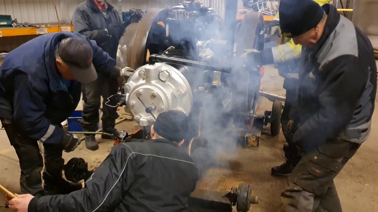 Jerngänget försöker starta Storebro Fix 35hk tändkulemotor 1