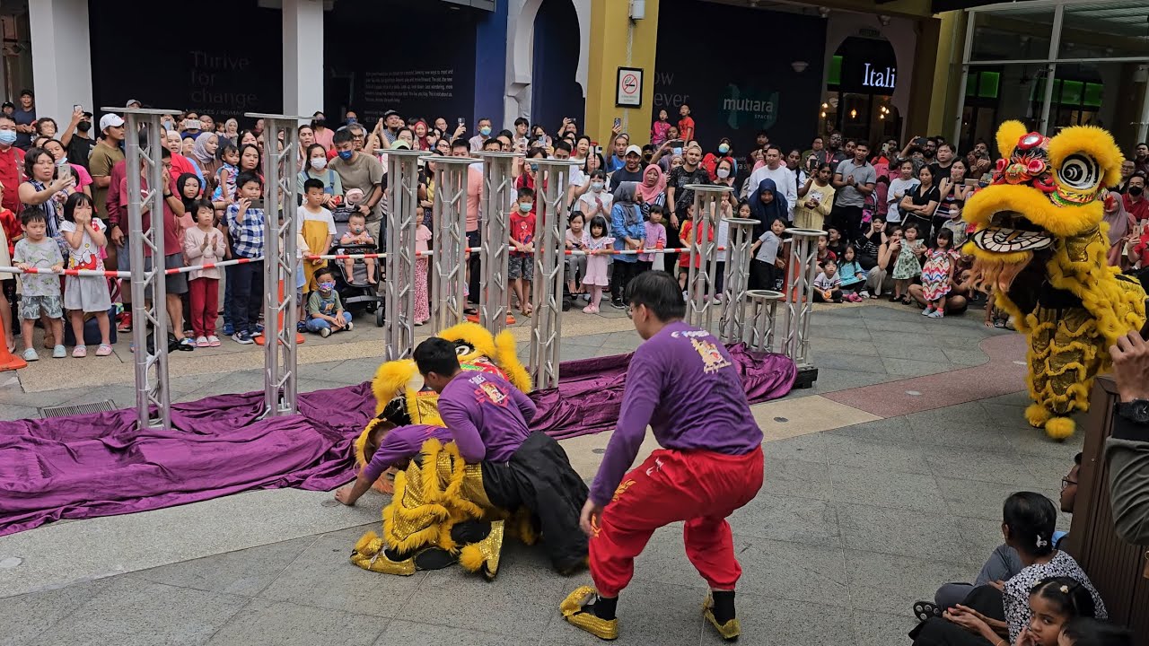 CNY2024~ Acrobatic Lion Dance Múa Lân 高桩舞獅 by Kwong Ngai 马来西亚光艺 @ The Curve mall, Malaysia (8K)