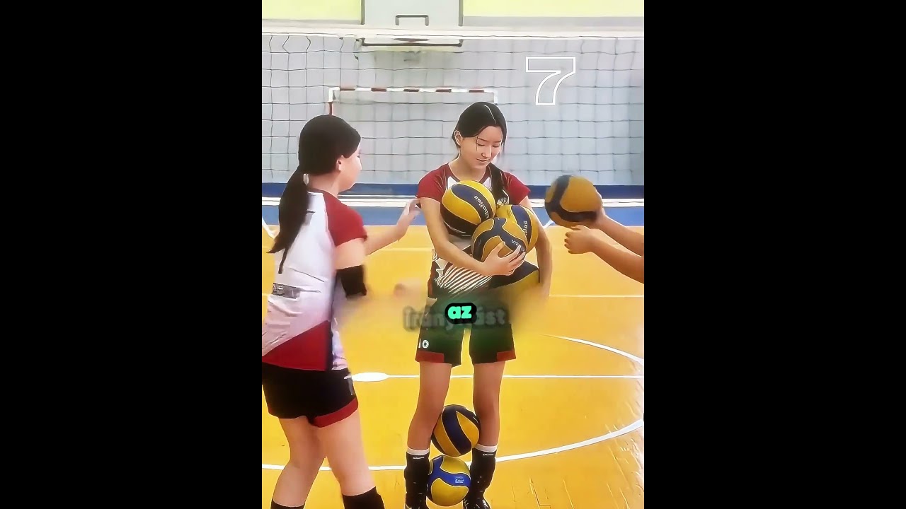 Sikerül neki egyszerre 10 focilabdát megtartania? ⚽😱