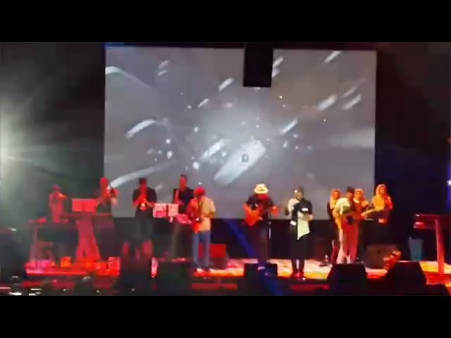 Morteza Pashaei - Dorooghe Doost Dashtani (مرتضی پاشایی - اجرای آهنگ دروغ دوست داشتنی در کنسرت)