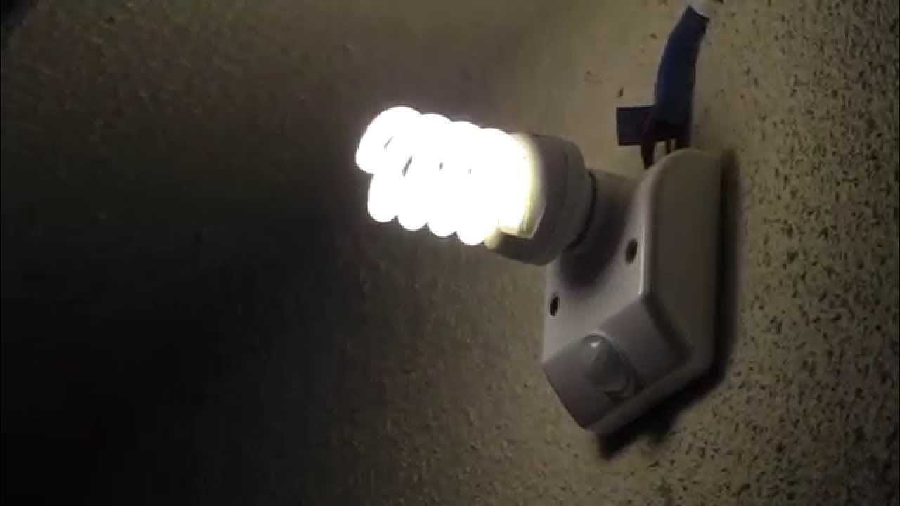 Датчик включения света в подъезде. Лампы с датчиками в подъезде. Датчик движения для включения света на лестничной площадке. Датчик движения для освещения в подъезде. Датчик движения в подъезде.