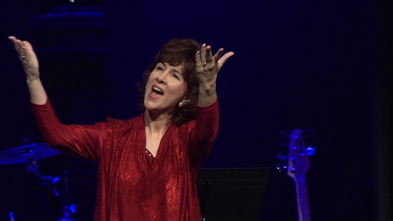 Jenni Campagna signs "Noel" by Lauren Daigle