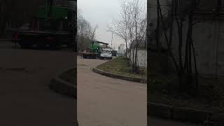 работает зеленый эвакуатор в Москве, забрали автомобиль за одну минуту