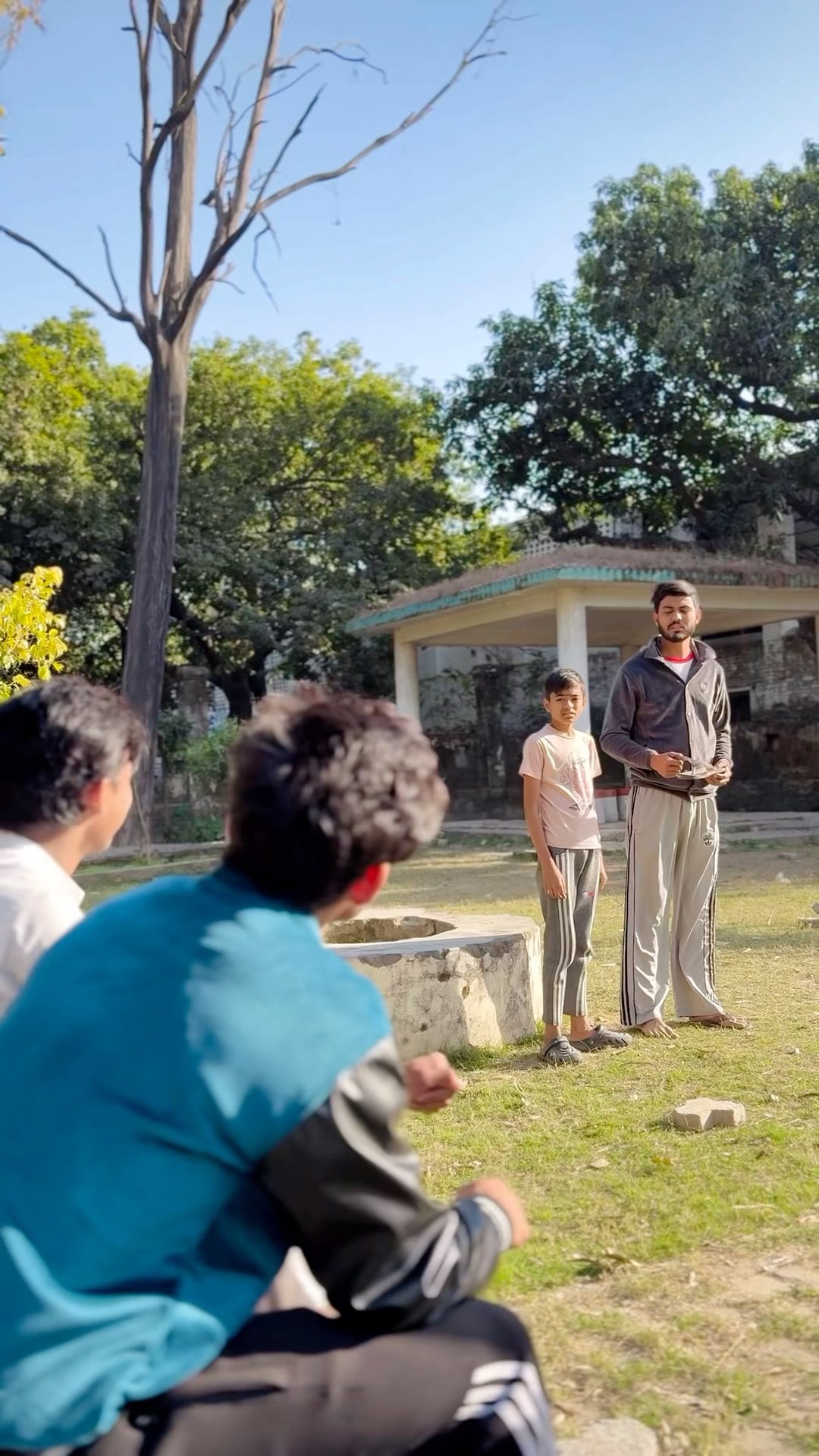 बच्चे ने लाकर दी अपने पापा को चप्पल?? #foryou #shortsfeed #emotional #explore #papa #shorts #viral