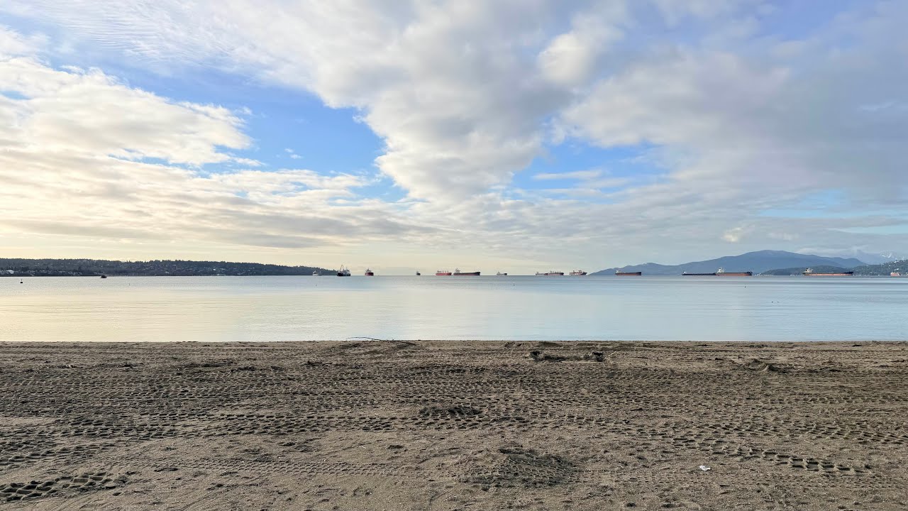 Biển English Bay tại Vancouver vắng lặng đến Lạnh Người.