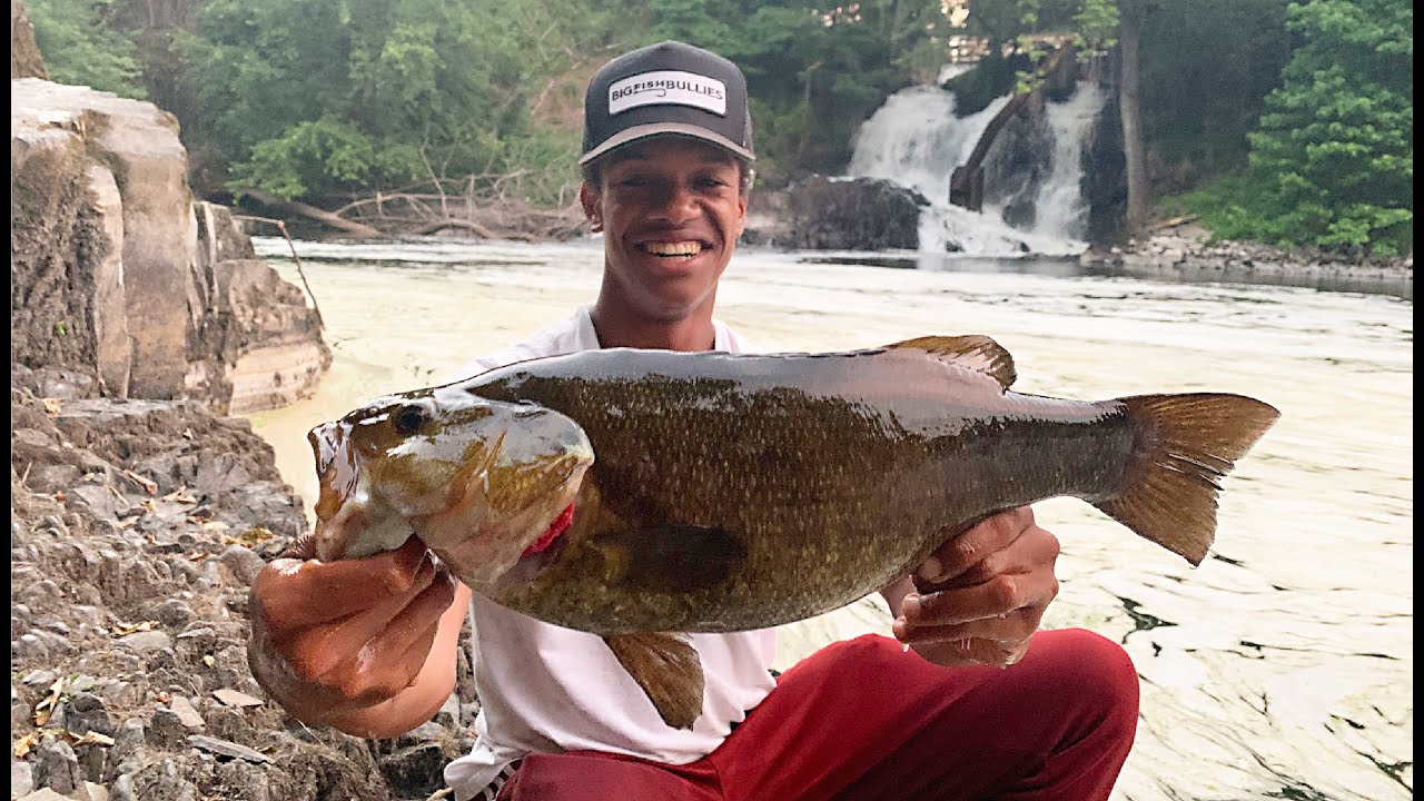 Fishing for GIANT Smallmouth Bass in Local Urban Waters