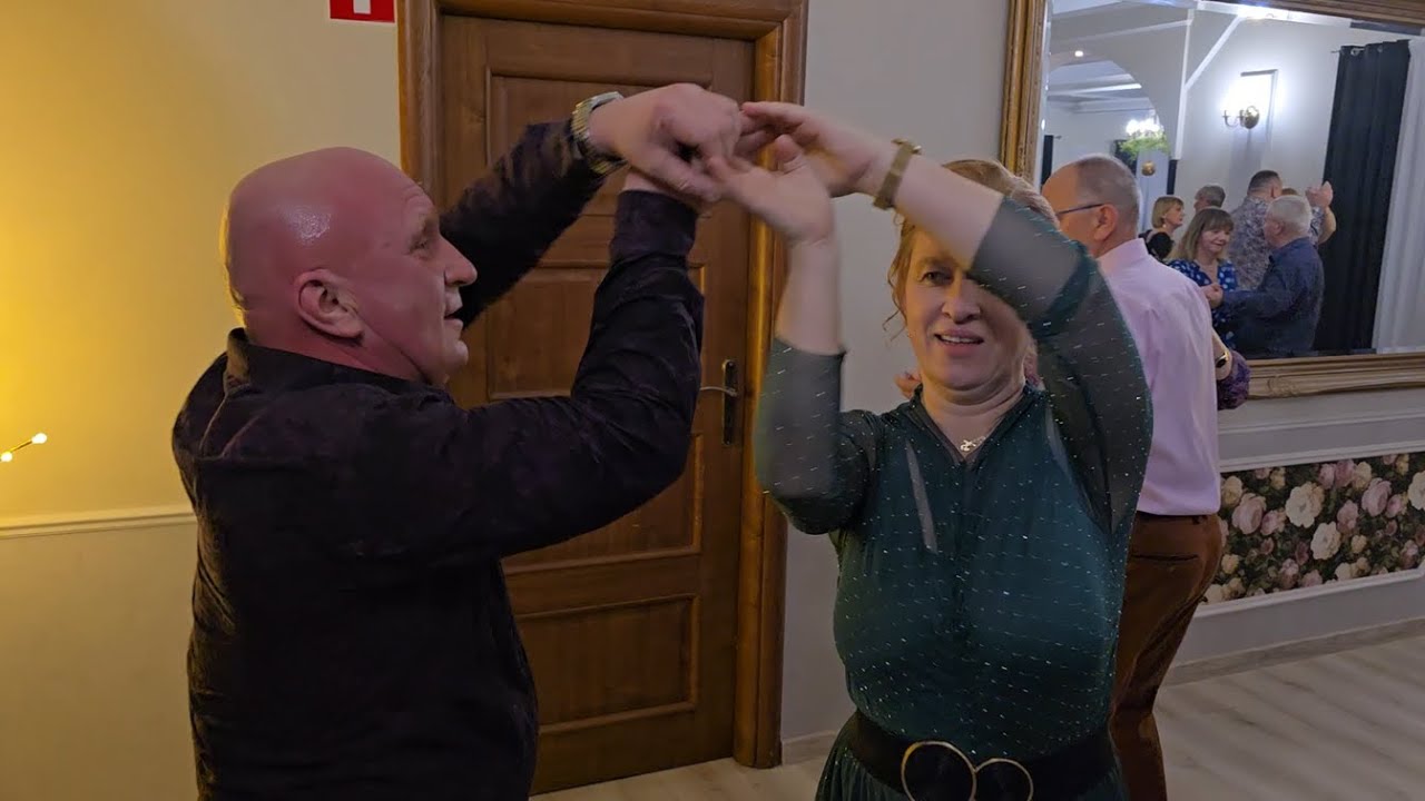 Spojrzał w jej oczy i... Zobaczcie ten piękny taniec! (