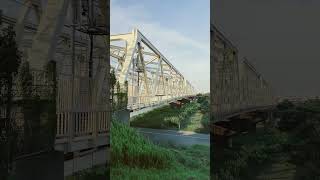 荒川放水路橋梁で東京メトロ日比谷線13000系と東武500系リバティ
