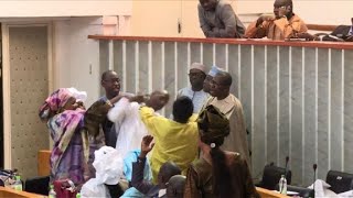 Fight at Senegal's National Assembly over election bill screenshot 2