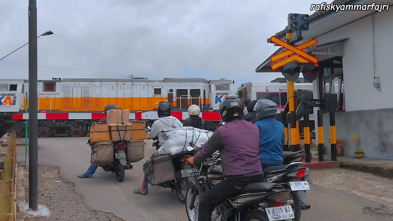 Palang Pintu Kereta Api | Railroad Crossing In Indonesia | Febuari2026 | Ka Purwojaya & Ka Argo Lawu