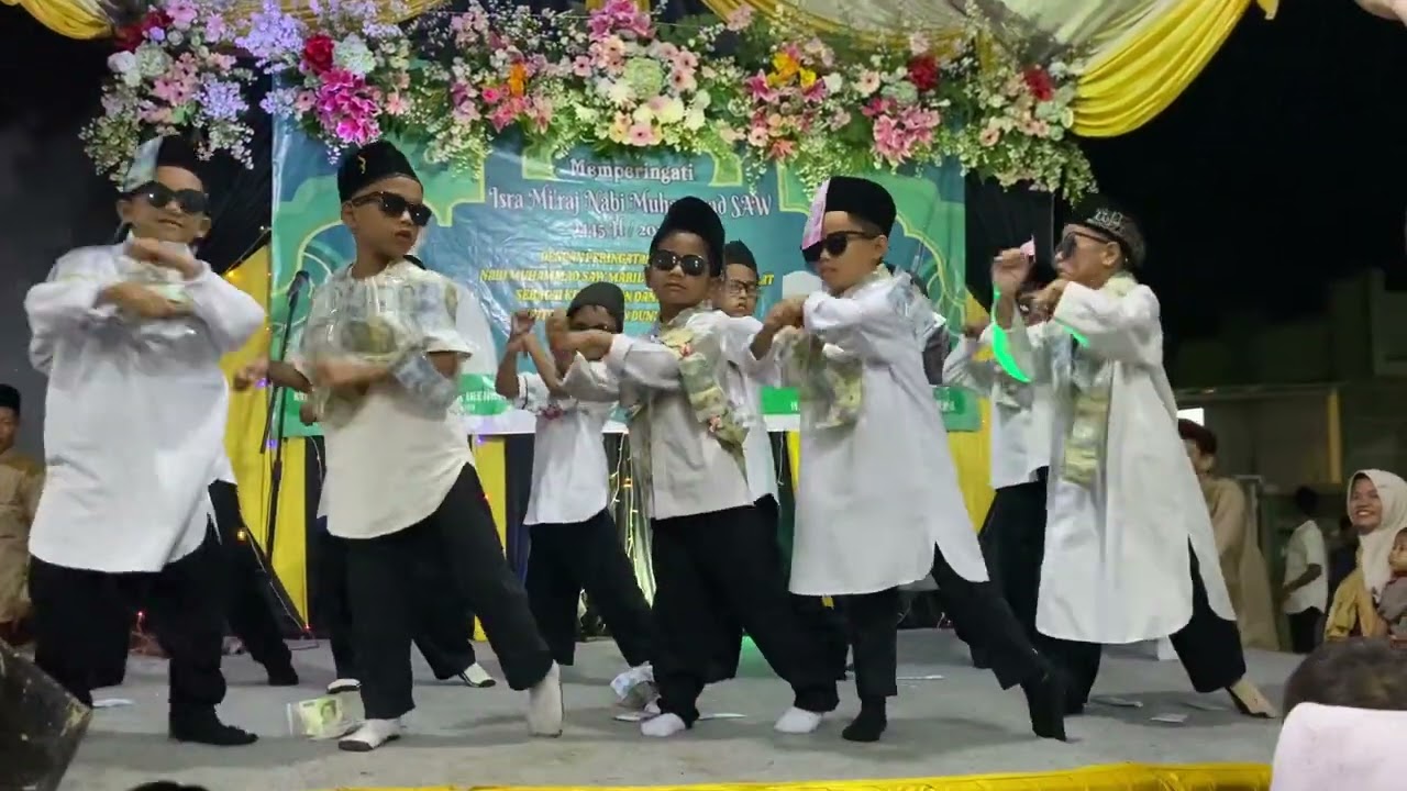 TARIAN ANAK LAKI-LAKI 