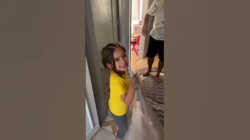 طبعا بابا لازم يشوف الفستان أكيد 