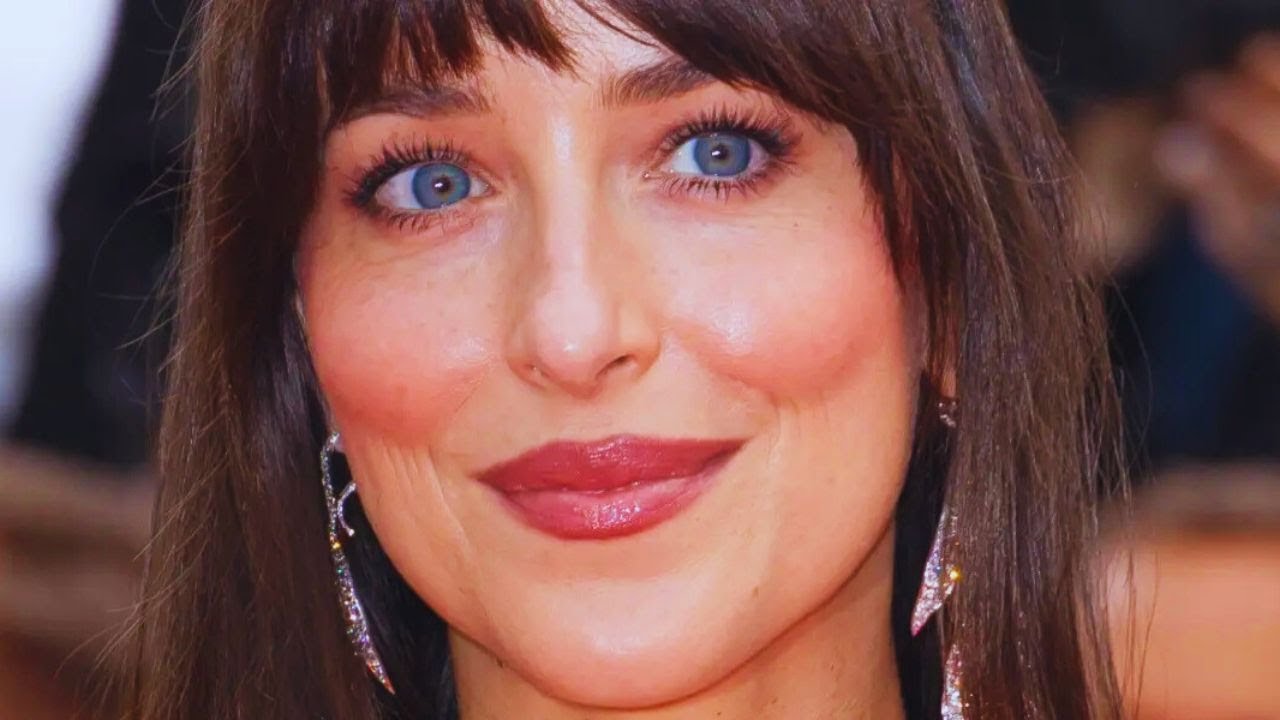 Реакция на прозрачное платье Дакоты Джонсон: споры о том, что оно «не стильное»