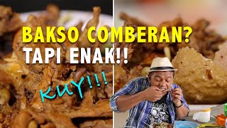Makan Bakso Comberan Kuahnya Hitam, Tapi Enak Loh