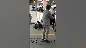 痴漢がJKから逃げてる Shorts 痴漢 足出した人紳士すぎ 