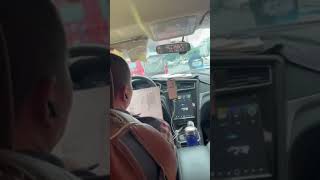 Driver Surprises Passengers with On-the-Spot Sketching at Red Light