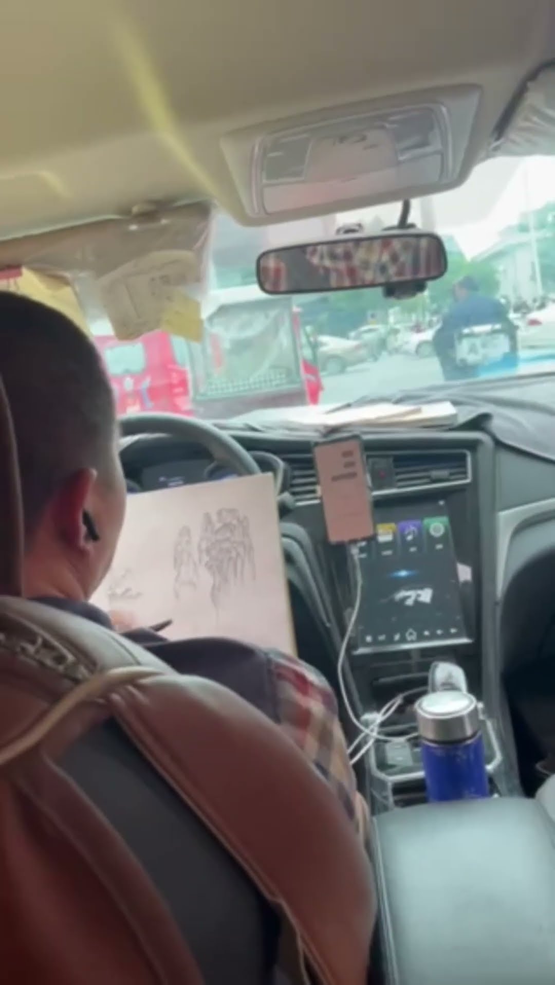Driver Surprises Passengers with On-the-Spot Sketching at Red Light