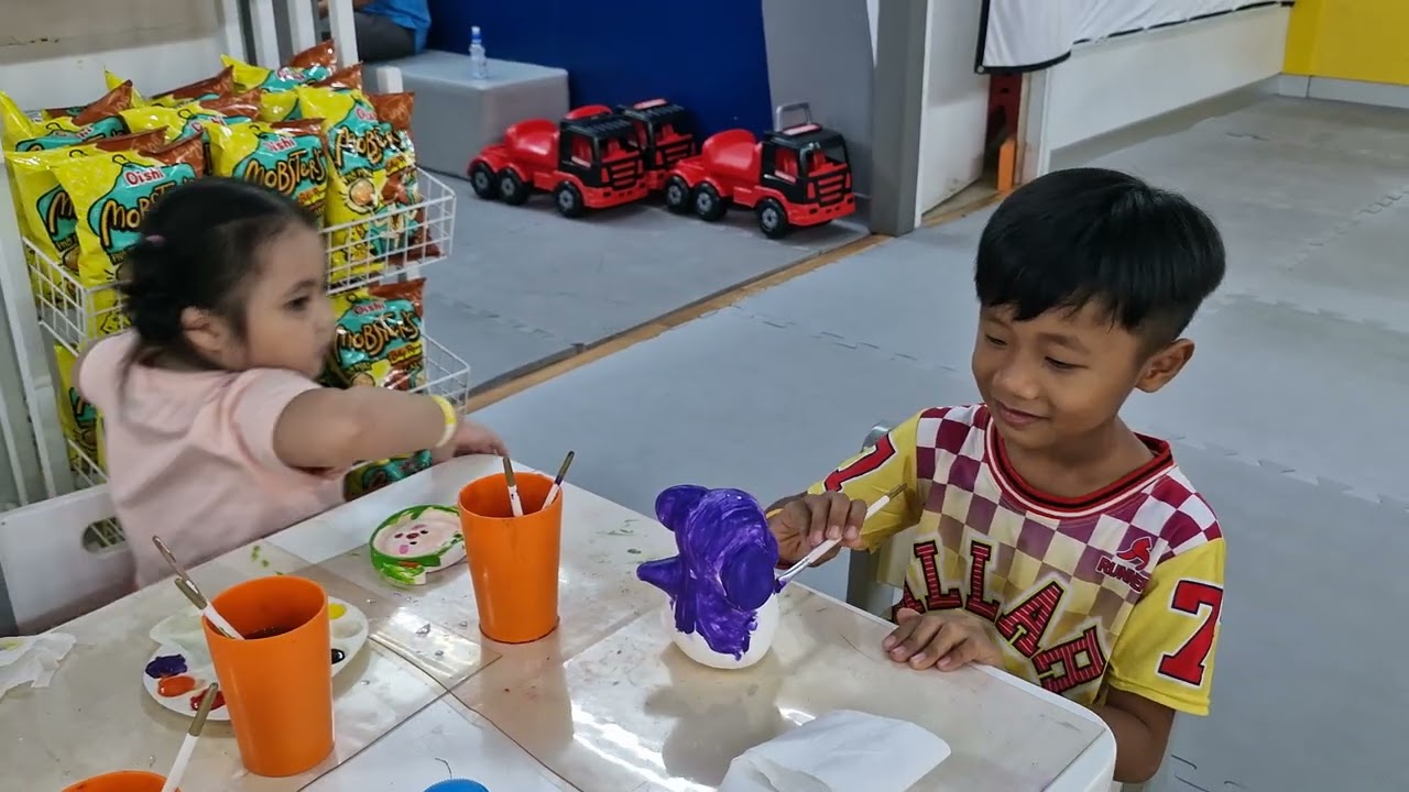 Cuối tuần 4 chị em trổ tài tô tượng. Em Dâu Tây cũng khéo không thua anh chị lớn đâu à. 🥰🥰❤️