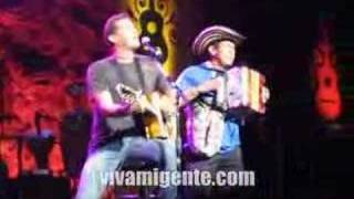 Carlos Vives con Juanes