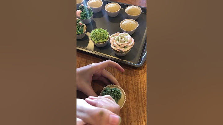 Cacti 🌵 #cupcakedecorating #frosting