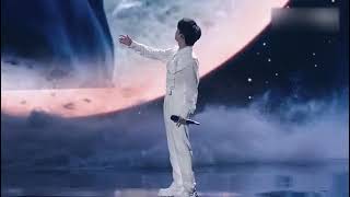#第十四届北京国际电影节 #周深 在北影节闭幕式带来歌曲《望》，一身白衣站在光里，小王子既视感！