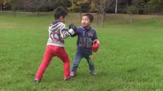 Cute Kids Boxing （幼い兄弟 初めてのボクシング）