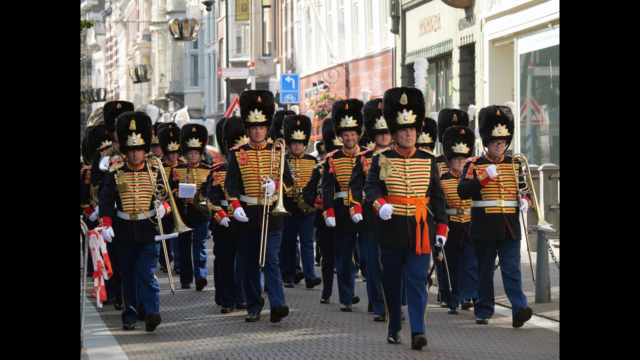 Impressie 'Erewacht 2 juli 2025' - KMKJWF onderweg vanaf Frederikkazerne naar Paleis Noordeinde