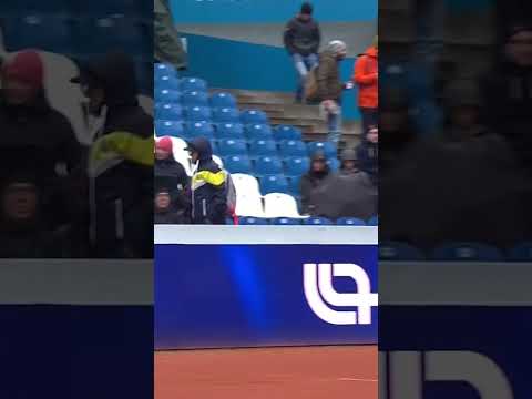 Auger-Aliassime avec une doudoune et des gants de ski sur le court #shorts #tennis #atp