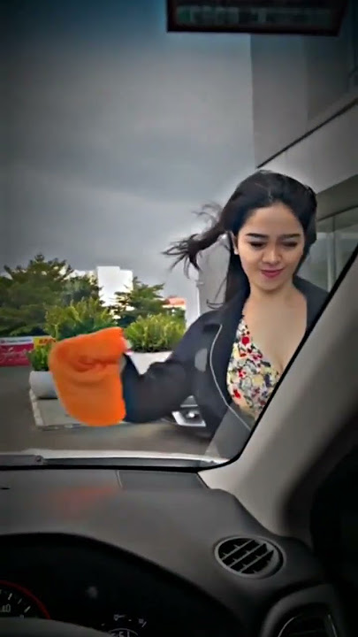 CEWEK CANTIK DAN SEKSI PEMBERSIH KACA MOBIL