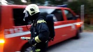 gasilci v akciji. firefighters help the citizen