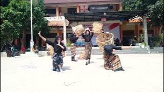 Penampilan kelas 8E SMPN 3 PASARKEMIS tari 