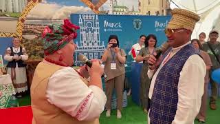 картинка: Баба Маня Устраивает Караоке из Колодца – Это Шок! Шутки и Безбашенные Приколы, Которые Взорвут Мозг