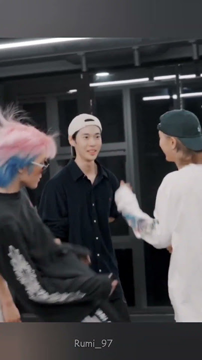 Taeyong vs his 96 liners 💚 #nct #taeyong #doyoung #ten #dotae #taeten