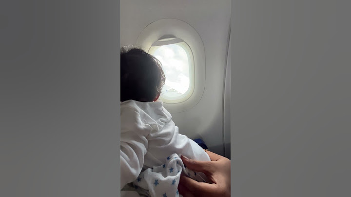 My 4months old enjoying her flight😄 #mumbai #4monthsold #newmommyslifestyle #calicut #minivlog