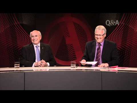 Q A Man Throws Shoe At Former Prime Minister John Howard Abc1 Youtube