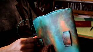 【レザークラフトアトリエのぞき見】ターコイズに染めた革財布～～手縫いコバ磨き