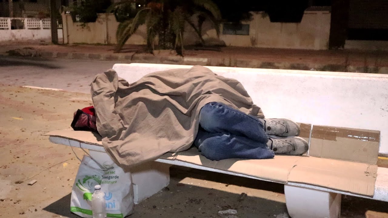 شاءت الاقدار أن يكون في عقده الخامس بلا مأوى 😥​ يرفض حتى الذهاب لأخوته ويعتبرها عزة نفس 😥​